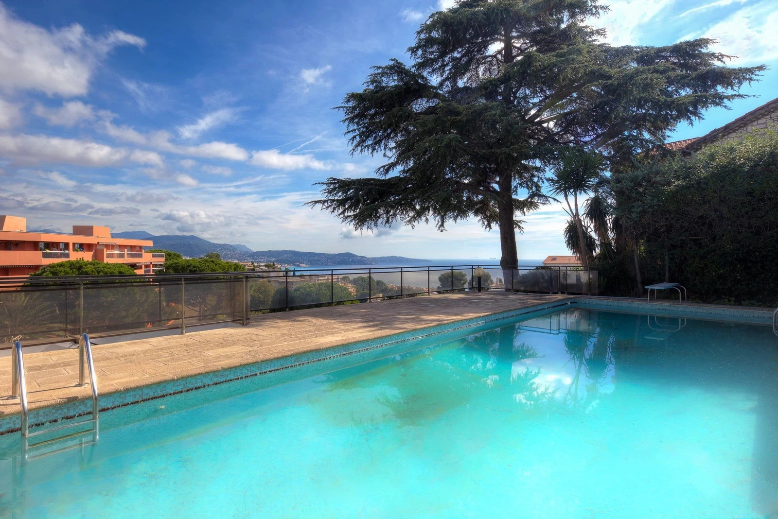 Piscine et terrasses de la villa niçoise
