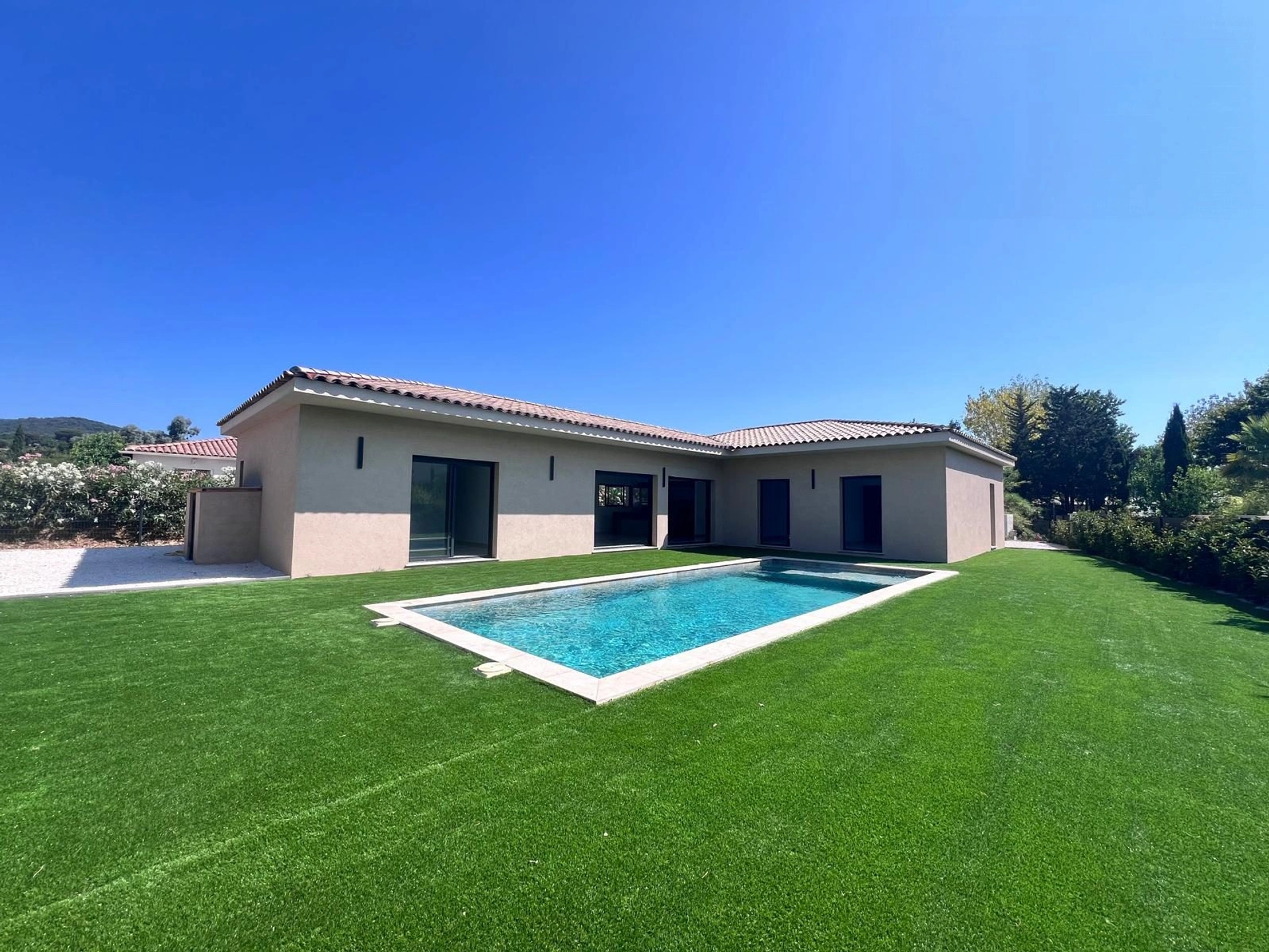 Villa contemporaine neuve &agrave; Grimaud
