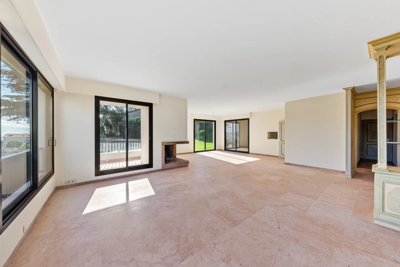 Garage de 110 m&sup2; de la villa