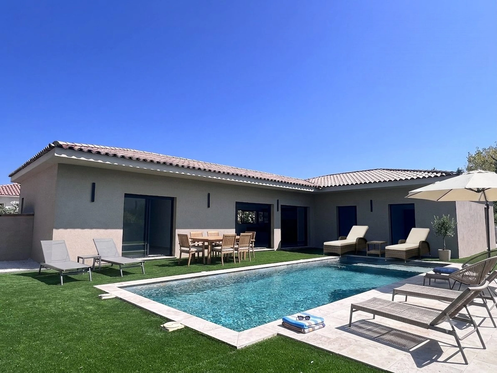 Pi&egrave;ce de vie lumineuse de la villa de Grimaud