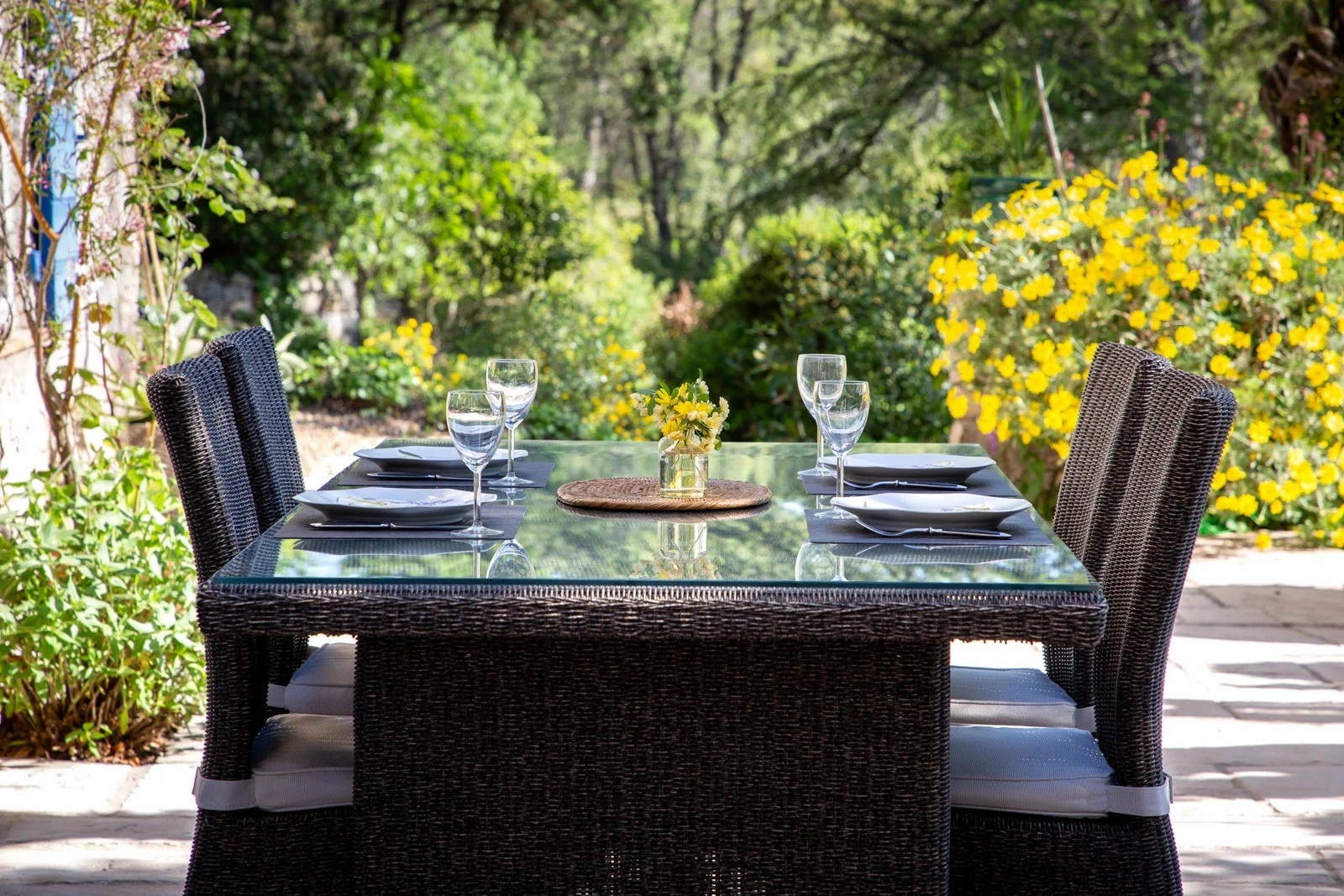 Petit-d&eacute;jeuner dehors dans le parc de la bastide