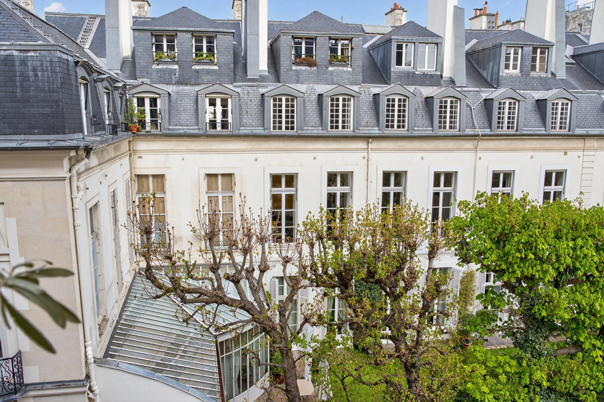 PARIS 7ème - Rue de l'Université 6