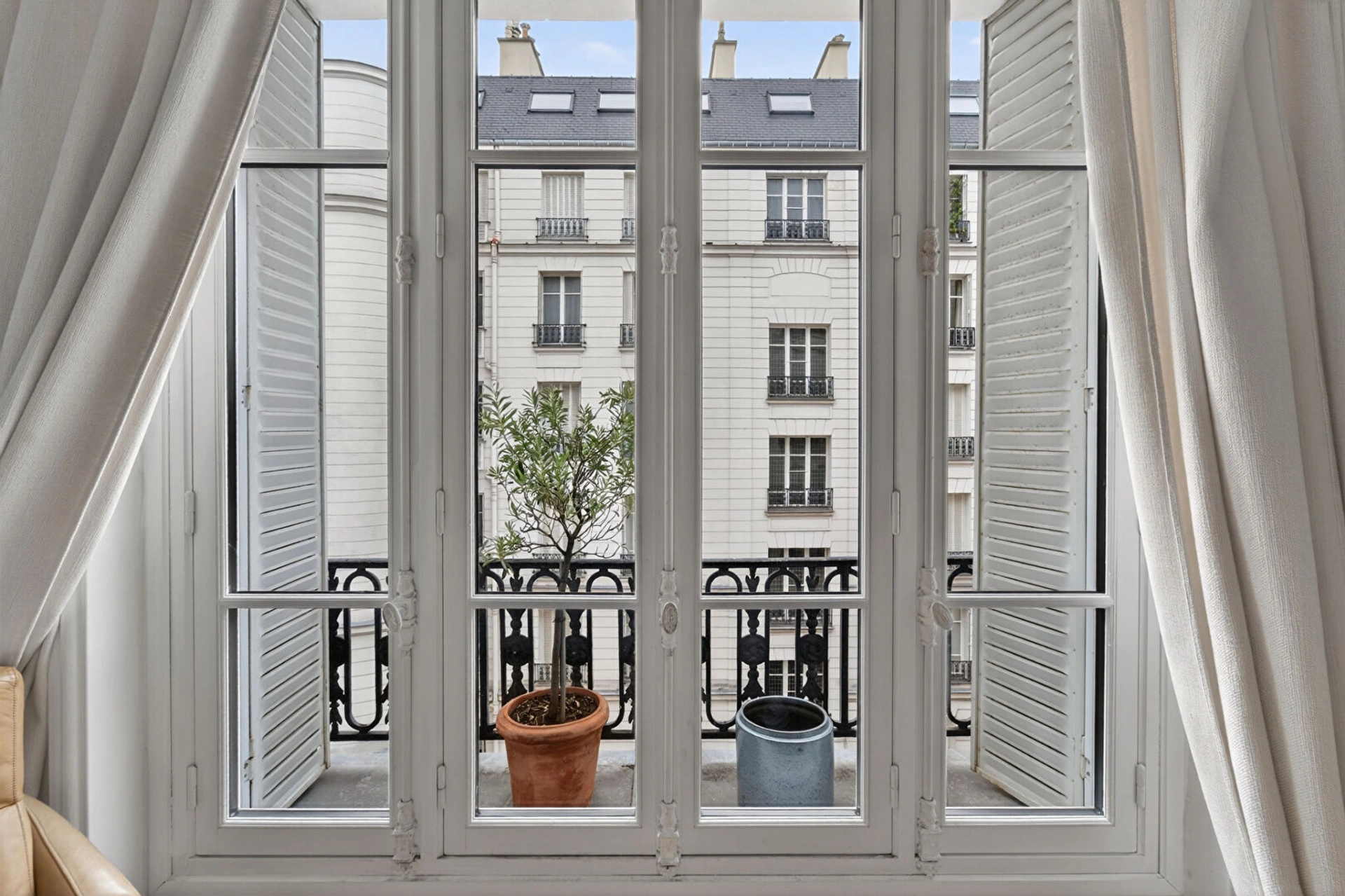 PARIS 7ème - Rue de l'Université 10