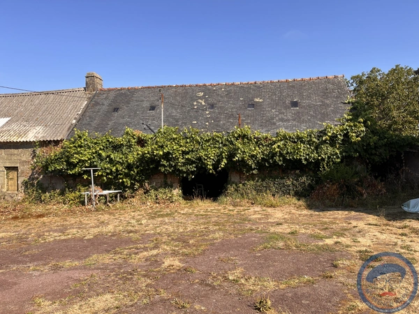 Corps de ferme maisons  et dépendances en pierre Quimper 