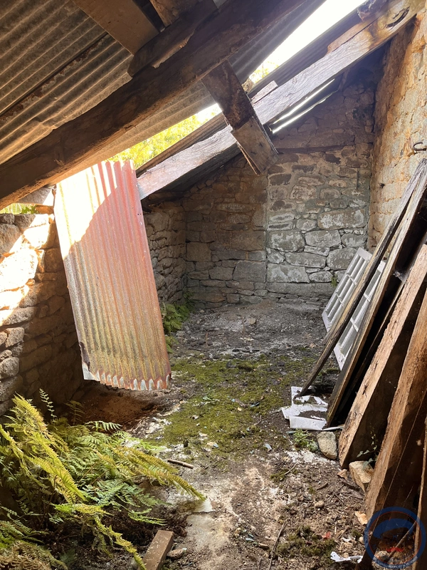 Corps de ferme maisons  et dépendances en pierre Quimper 