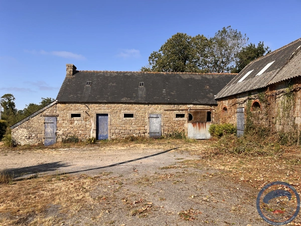 Corps de ferme maisons  et dépendances en pierre Quimper 