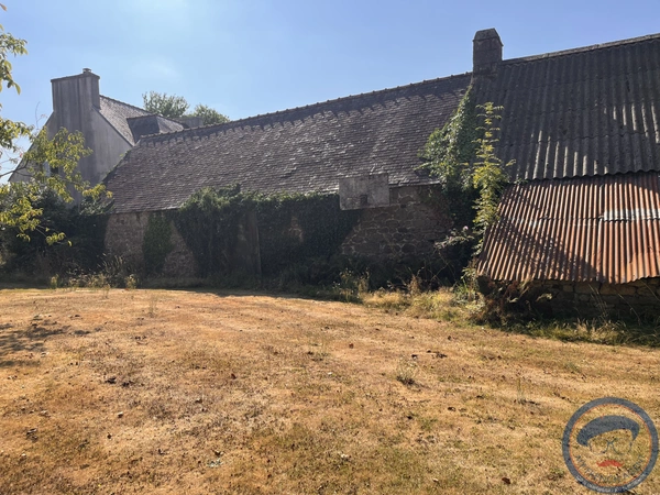 Corps de ferme maisons  et dépendances en pierre Quimper 