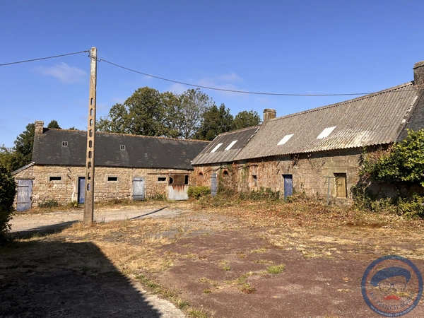 Corps de ferme maisons  et dépendances en pierre Quimper 