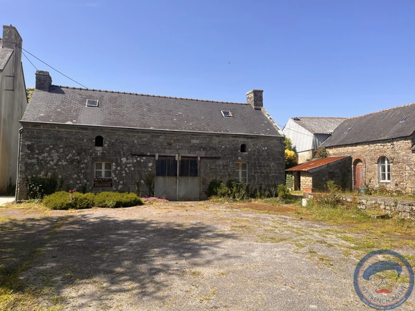 Corps de ferme maison + dépendances en pierre  Quimper