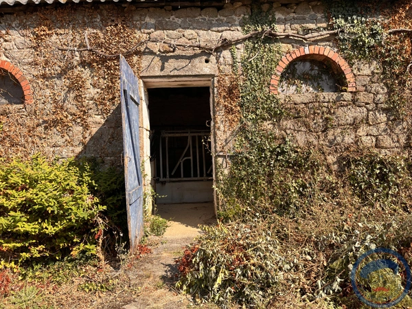 Corps de ferme maisons  et dépendances en pierre Quimper 