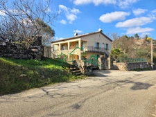 Propriété de 250 m2 avec deux appartements indépendants sur 