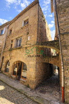 Maison de village avec terrasse plein sud et fort potentiel 