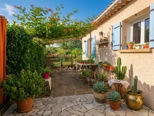 Charmante villa de plain-pied avec jardin verdoyant et doubl