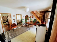 Maison de village avec terrasse plein sud et fort potentiel 