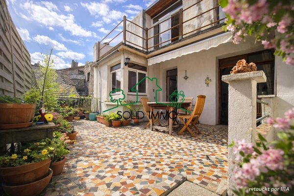 Maison de village avec terrasse plein sud et fort potentiel 