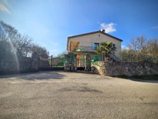 Propriété de 250 m2 avec deux appartements indépendants sur 