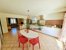 Propriété de 250 m2 avec deux appartements indépendants sur 