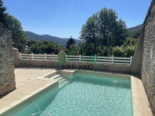 Maison avec piscine et vue sur les montagnes