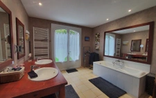 MAISON SUR SOUS-SOL - 5 CHAMBRES ET +