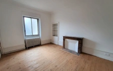 Maison de maître de 240 m2 à rénover   Plein centre de Chemi