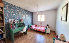 MAISON A ETAGES - 4 CHAMBRES ET 1 BUREAU