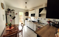 MAISON A ETAGES - 4 CHAMBRES ET 1 BUREAU