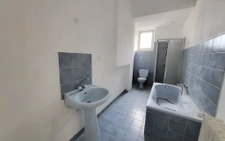 Maison de maître de 240 m2 à rénover   Plein centre de Chemi