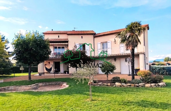 Maison traditionnelle d'une superficie habitable de 196 m2 s