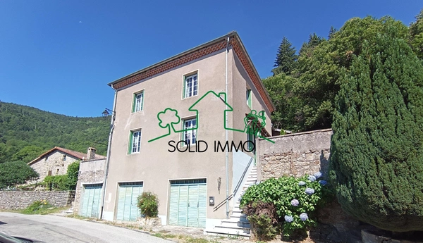 Maison traditionnelle de 150 m2 avec terrain sur la commune 