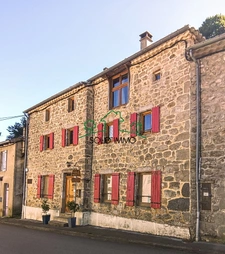Bâtisse en pierre sur la commune de Labastide sur Besorgues 