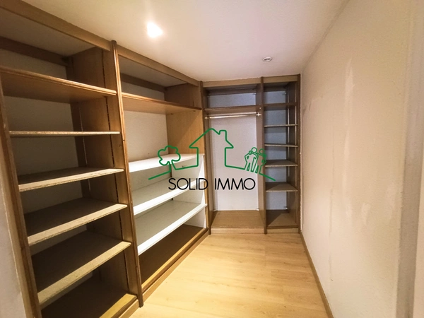 Appartement avec local commercial dans le centre ville d'Aub