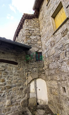 Maison de village en pierre sur la commune de Labastide sur 