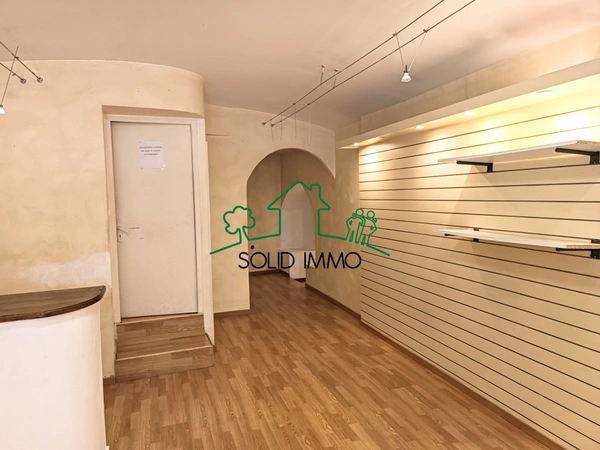 Appartement avec local commercial dans le centre ville d'Aub