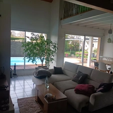 MAISON LUMINEUSE AVEC PISCINE DANS LE QUARTIER RECHERCHE DE 