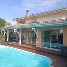 MAISON LUMINEUSE AVEC PISCINE DANS LE QUARTIER RECHERCHE DE 