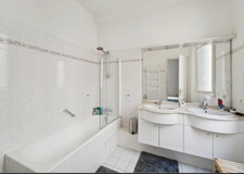 Appartement familial lumineux avec de beaux volumes 8