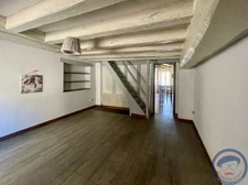 Maison de bourg 105 m2   Poutres apparentes, cour privative,