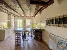 Maison de bourg 105 m2   Poutres apparentes, cour privative,