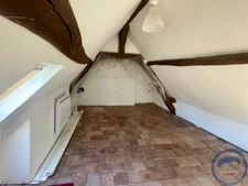 Maison de bourg 105 m2   Poutres apparentes, cour privative,