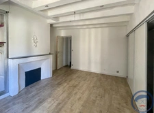 Maison de bourg 105 m2   Poutres apparentes, cour privative,