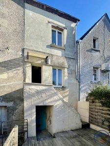 Maison de bourg 105 m2   Poutres apparentes, cour privative,
