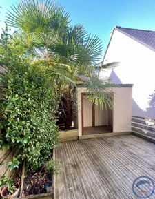 Maison de bourg 105 m2   Poutres apparentes, cour privative,