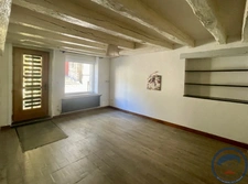 Maison de bourg 105 m2   Poutres apparentes, cour privative,