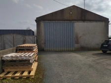 Bâtiment de stockage avec logement