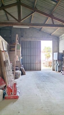 Bâtiment de stockage avec logement