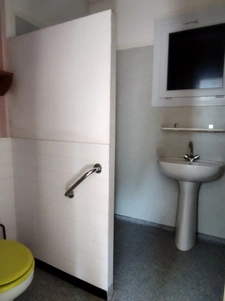 Bâtiment de stockage avec logement