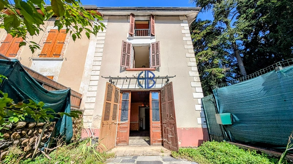 Maison de ville avec extérieur, garage et parking à rénover.