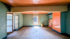 Maison de ville avec extérieur, garage et parking à rénover.