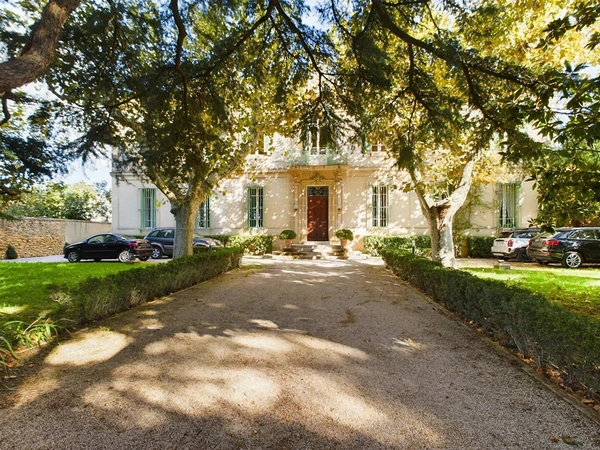 Magnifique hôtel particulier à Grans de 533m2