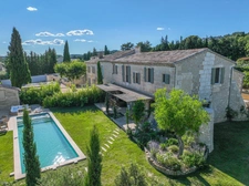 VACANCES EN PROVENCE -JOLI MAS EN PLEIN COEUR DU VILLAGE AVEC PISCINE